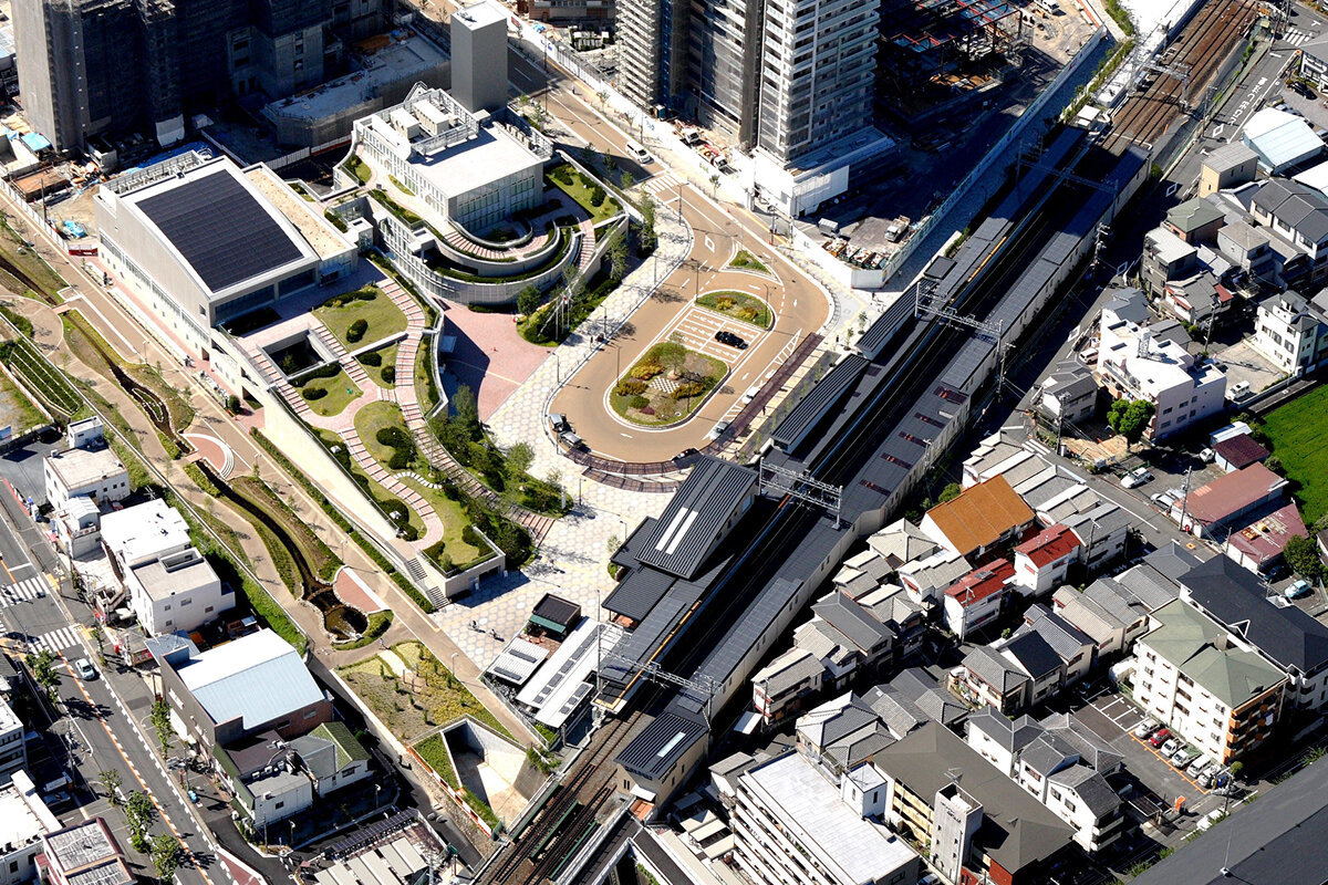 摂津市駅の外観・太陽光パネル