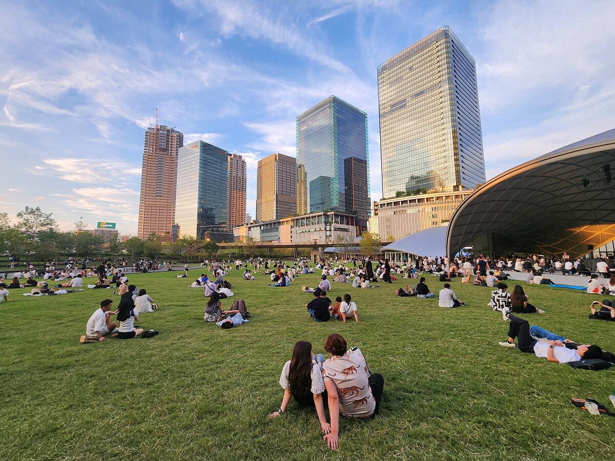 グラングリーン大阪で座る人々の画像